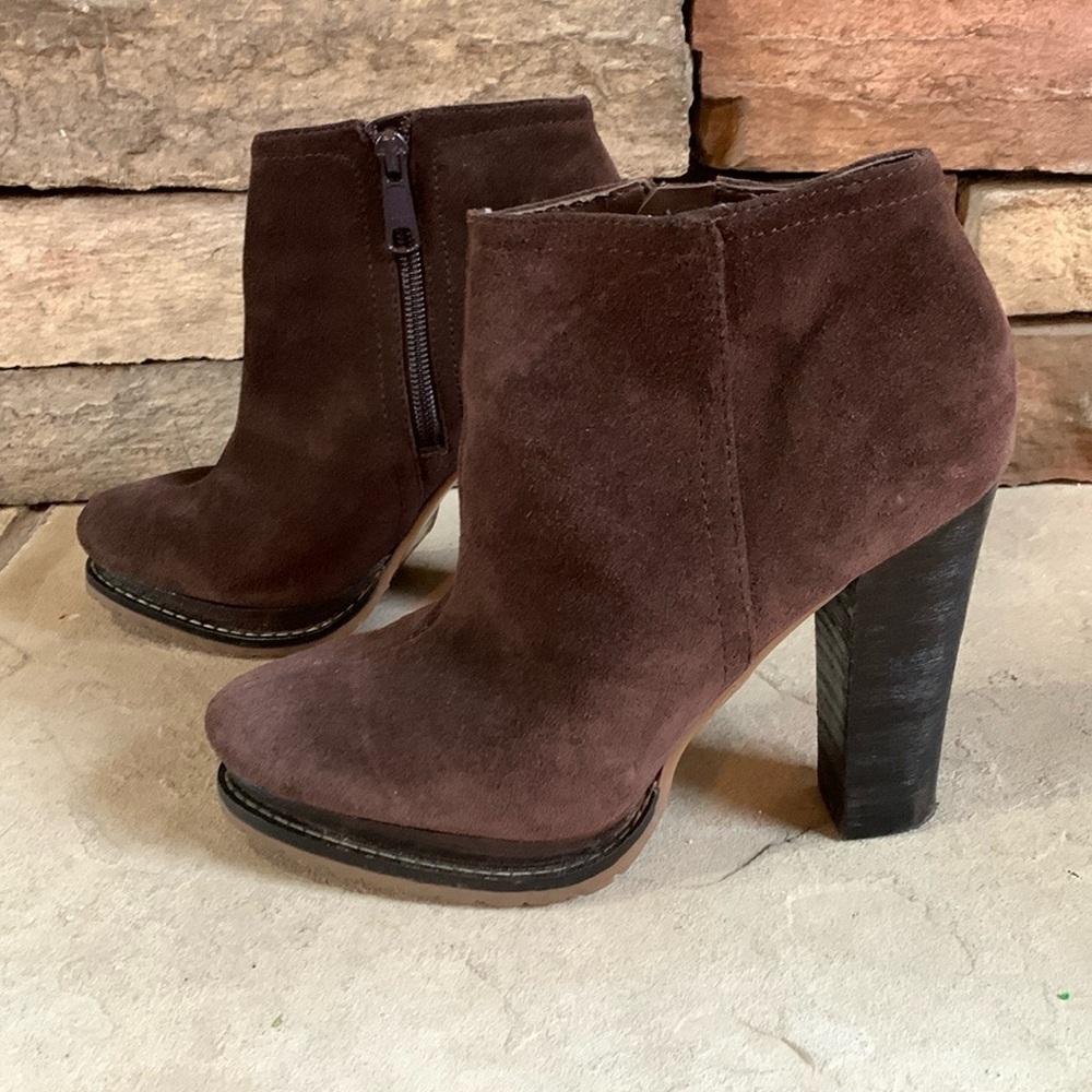 BCBG Generation sz 7 brown suede heeled boots